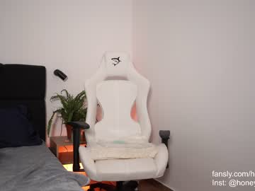 girl
        honeyyykate cam image #4189347