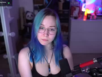 girl
        blue_mooncat cam image #1958476