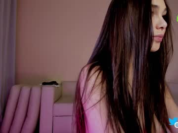 girl
        hollyextra cam image #1743747