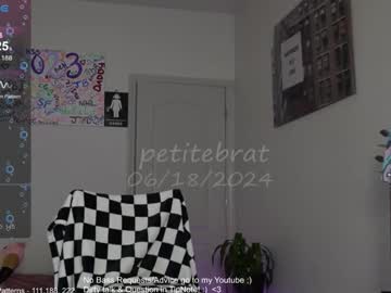 girl
        petitebrat cam image #4412176