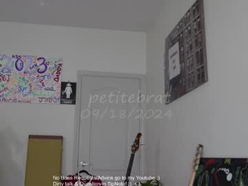 girl
        petitebrat cam image #5066663