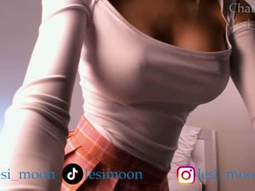 girl
        lesi_moon cam image #3335446