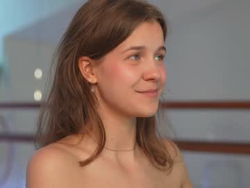 girl
        eli_sun cam image #4217045