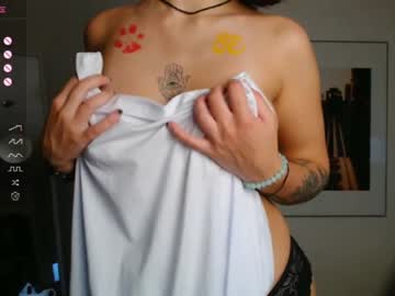 girl
        lisasashley cam image #2429053