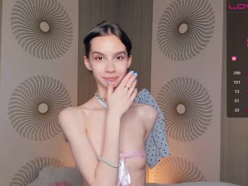 girl
        happiness_call cam image #2093470
