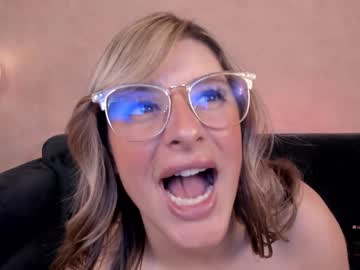 girl
        chloe_tailor cam image #614052