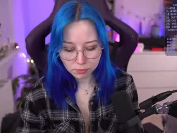 girl
        blue_mooncat cam image #6367734