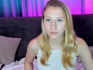 girl
        emily_tayl0r cam image #222421
