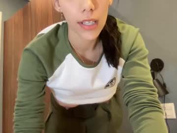 girl
        yourbonie cam image #1125551