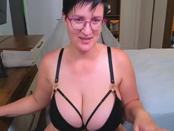 girl
        curvyjules69 cam image #7005538