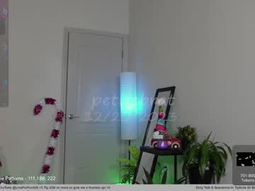 girl
        petitebrat cam image #3106017