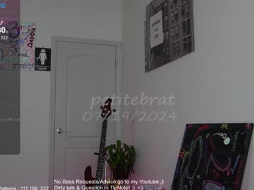girl
        petitebrat cam image #4627639