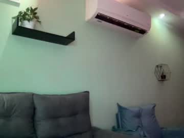 girl
        yourbonie cam image #1297373