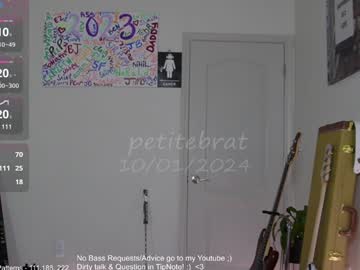 girl
        petitebrat cam image #5161639