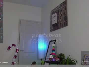 girl
        petitebrat cam image #3129079