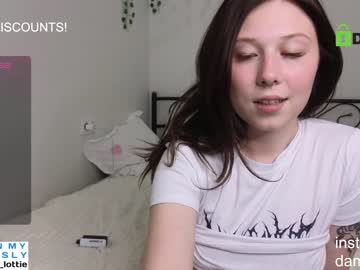 girl
        lottie_shine cam image #4177415