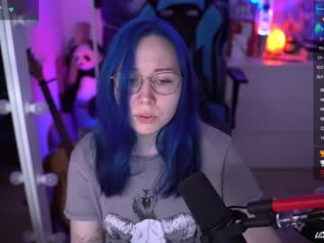 girl
        blue_mooncat cam image #2145050