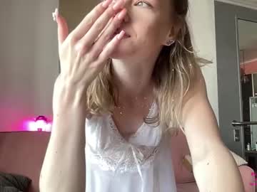 girl
        elli_harmon cam image #1840623
