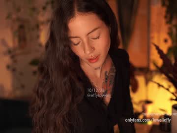girl
        effylowell_ cam image #3093492