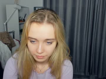 girl
        fresh_cherries cam image #2441110