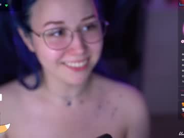 girl
        blue_mooncat cam image #2195929