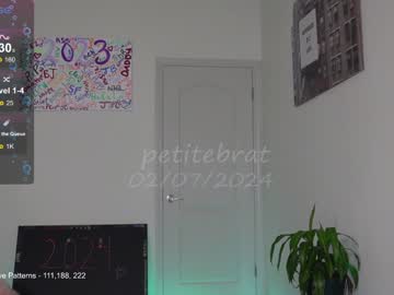 girl
        petitebrat cam image #3456542