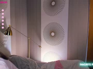 girl
        happiness_call cam image #1612478