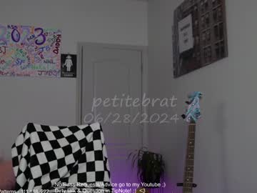 girl
        petitebrat cam image #4476962