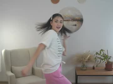 girl
        sunn_beamm cam image #6303763