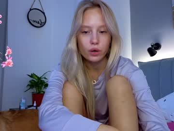 girl
        white_lime cam image #4842371