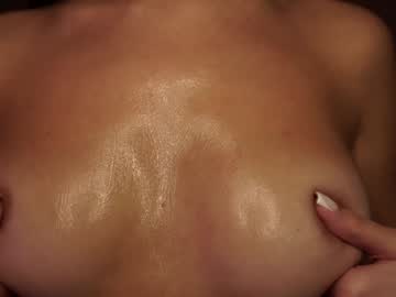 girl
        emilybatee cam image #6338355