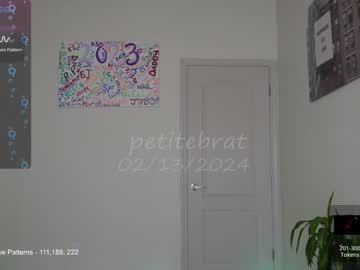 girl
        petitebrat cam image #3499413