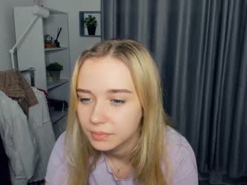 girl
        fresh_cherries cam image #2440397