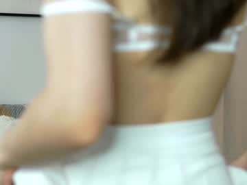 girl
        peek_in_my_window cam image #4457554