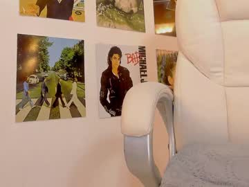 girl
        little_effy18 cam image #2726358
