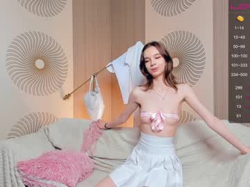girl
        happiness_call cam image #2020989