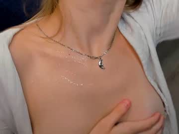 girl
        milablush cam image #2380167