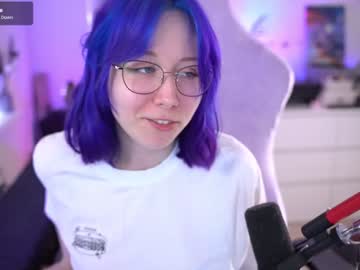 girl
        blue_mooncat cam image #4361731