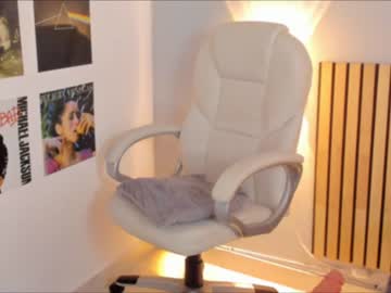 girl
        little_effy18 cam image #2268237