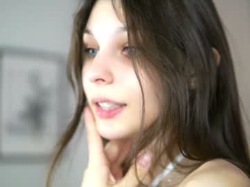 girl
        peek_in_my_window cam image #4522331