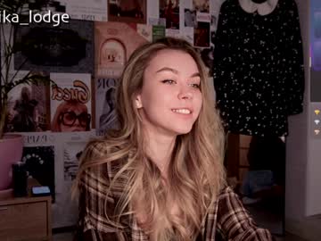 girl
        nika_lodge cam image #6387717