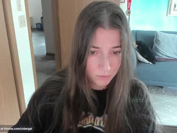 girl
        cidergal69 cam image #5132630