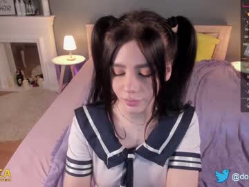girl
        dolly_nn cam image #1149636