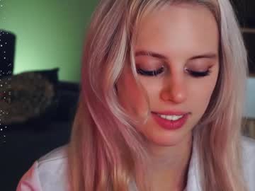 girl
        audreycarvin cam image #4952446