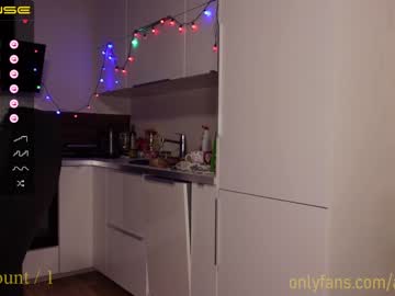 girl
        agelina_summer cam image #448522