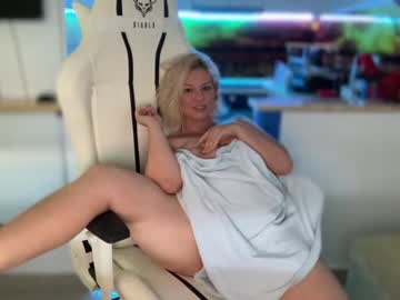 girl
        kiradivine cam image #2451241