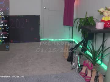 girl
        petitebrat cam image #3364267