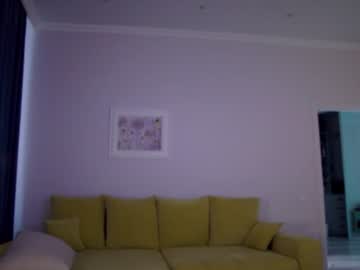 girl
        girl_next_door19 cam image #6076629