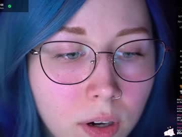 girl
        blue_mooncat cam image #3035915