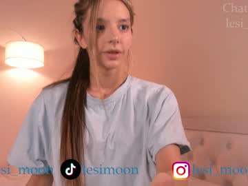 girl
        lesi_moon cam image #3516894